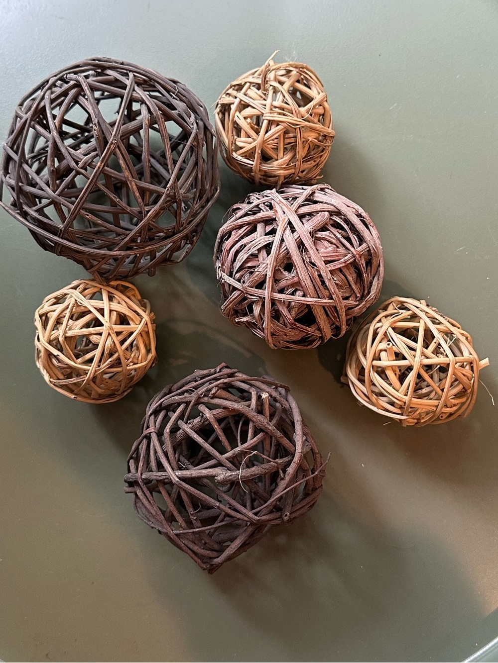 Set of wooden, decorative balls